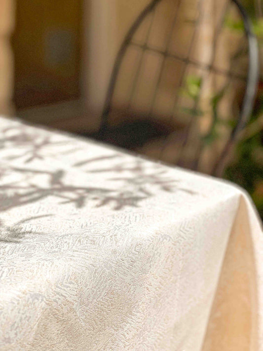 מפת שולחן רומא - בעיצוב עדין גוון אבן ונגיעות זהב