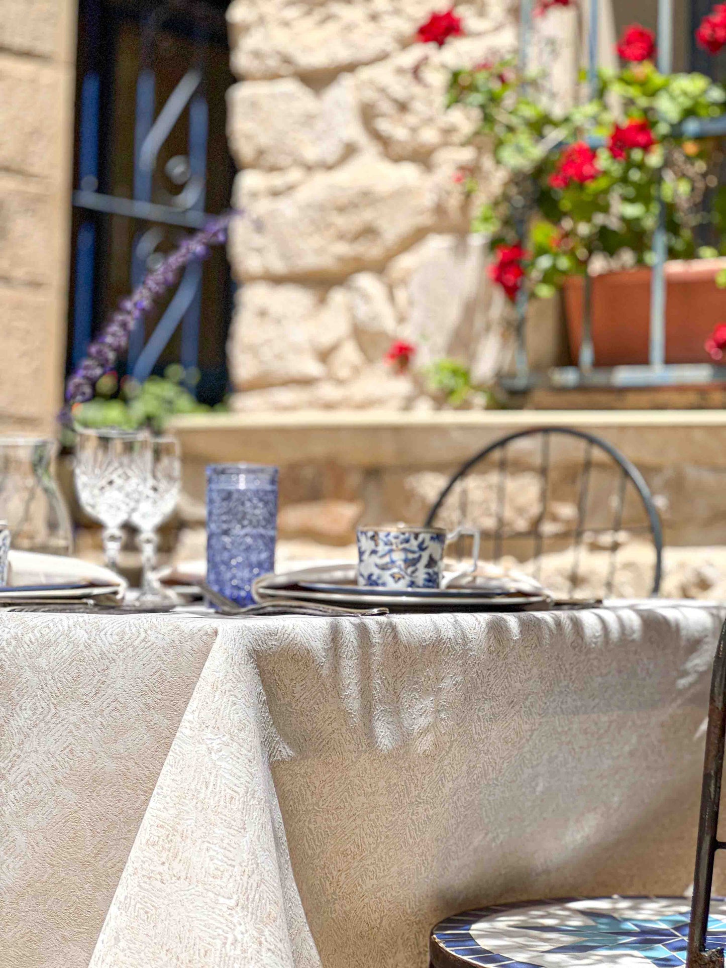 מפת שולחן רומא - בעיצוב עדין גוון אבן ונגיעות זהב