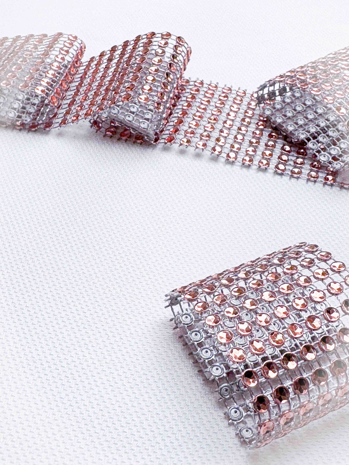 חבק מפיות סימפוניה - משובץ בגוון ורוד שמפניה