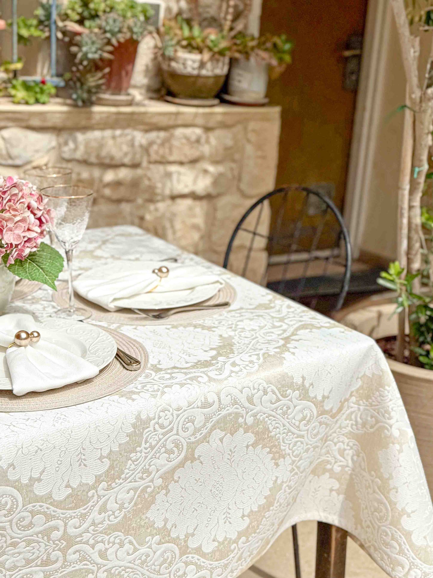 מפת שולחן אוסטריה - עם עיטורי ברוקרד