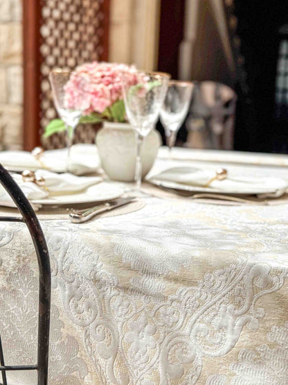 מפת שולחן אוסטריה - עם עיטורי ברוקרד