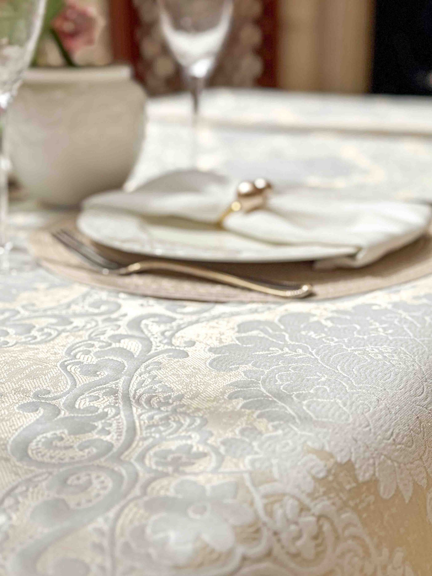 מפת שולחן אוסטריה - עם עיטורי ברוקרד